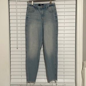 Hollister Co. Ultra High Rise Mom Jean Vintage Stretch | Waist: 27 Length: 27